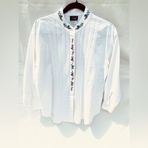 XL Cynthia JRowley White pleated embroidered shirt, featuring floral embroidery